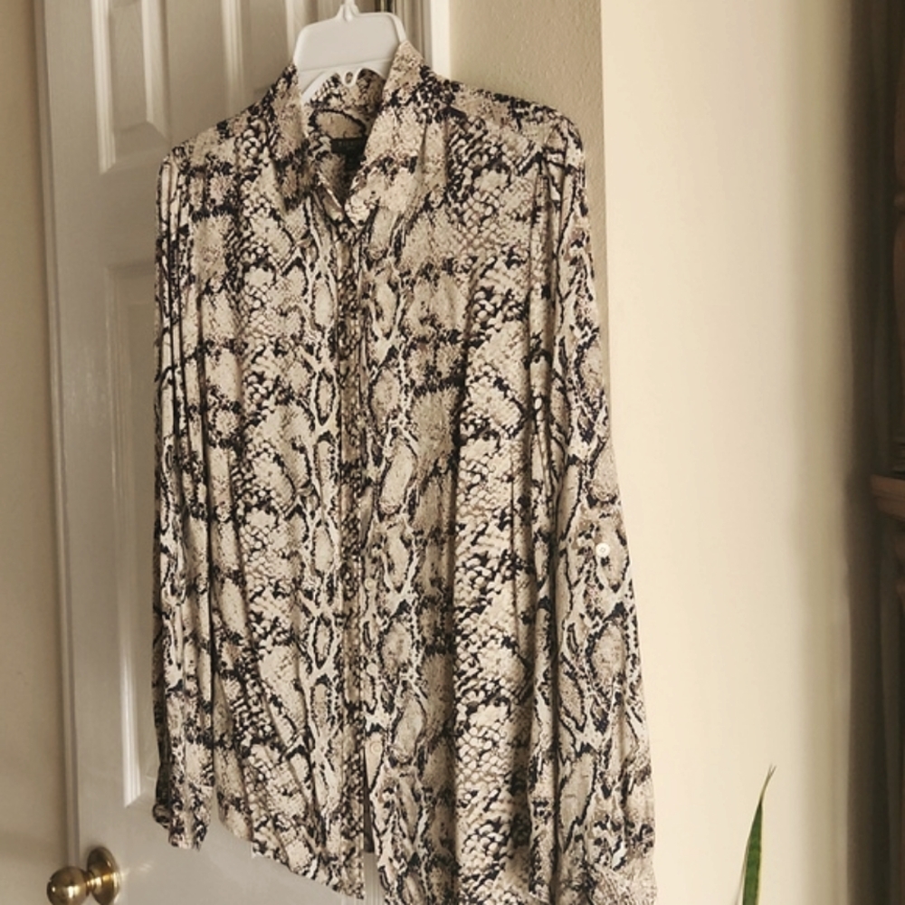 Talbots, Women's Reptile Print, button down, Tab Long Sleeves Shirt, Sz 8P - Picture 6 of 7